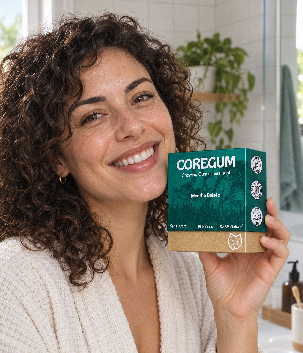 Femme souriante tenant une boîte Coregum